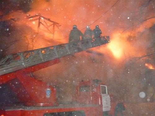 При пожаре в Архангельске погибла женщина, 35 человек остались без крыши над головой