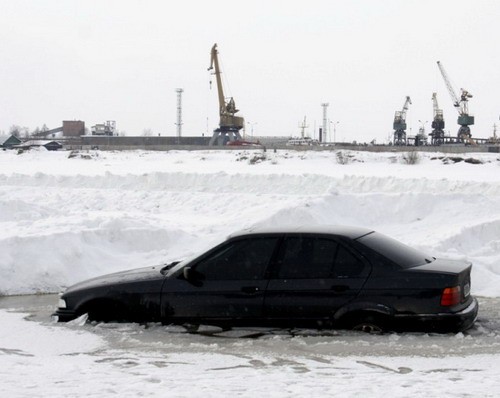 Архангельским спасателям из снежно-ледового плена пришлось вызволять сразу две машины