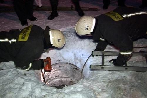 В канализационный люк в Архангельске провалились двое мужчин