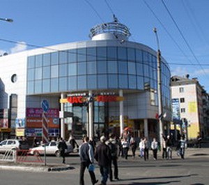 В Архангельске от травм, полученных при падении с крыльца торгового центра, умерла женщина