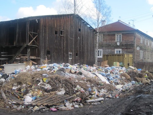 В Архангельске на улице Аллейной мусор не вывозили больше полугода