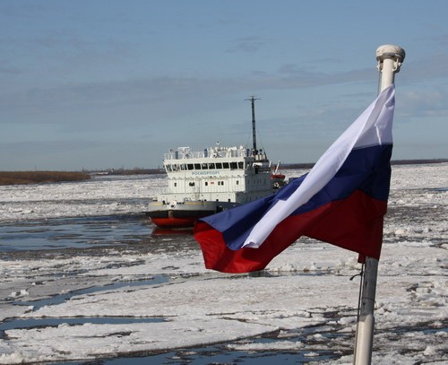 Акватория порта Архангельск должна очиститься ото льда к завтрашнему дню
