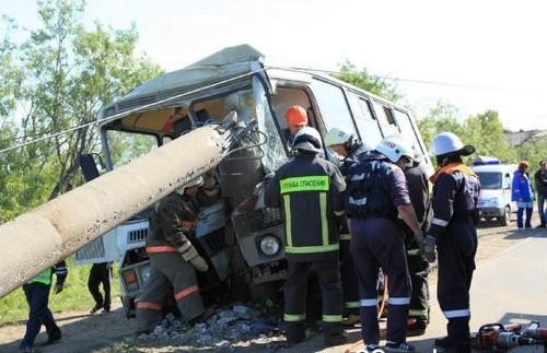 В Архангельске пассажирский автобус врезался в столб, трое госпитализированы