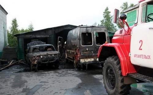 У Архангельского областного госпиталя для ветеранов подожгли три автомобиля