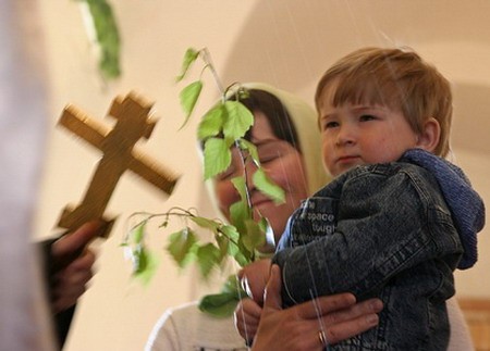 Приходы Архангельской епархии готовятся к Троице