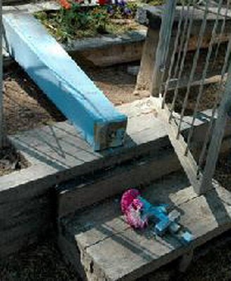 На кладбище в Ленском районе от рук 9-летних вандалов пострадали 15 могил