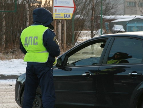 За попытку дать взятку сотрудникам ГИБДД на северодвинца возбуждено уголовное дело