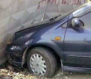 В Архангельске автомобиль врезался в жилой дом