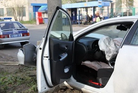 В Северодвинске пьяный водитель «Мерседеса» врезался в столб