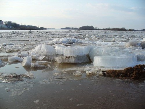 Ледоход по Северной Двине развивается медленно