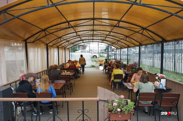 «Поток шёл до 12 ночи, все были счастливы»: как открылись уличные кафе в Архангельске