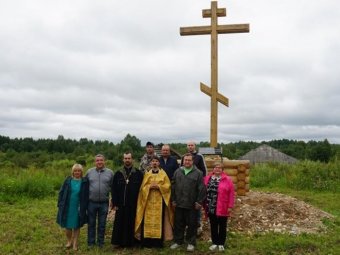 В деревне Вознесенская Плесецкого района установили поклонный крест на месте разрушенной церкви.