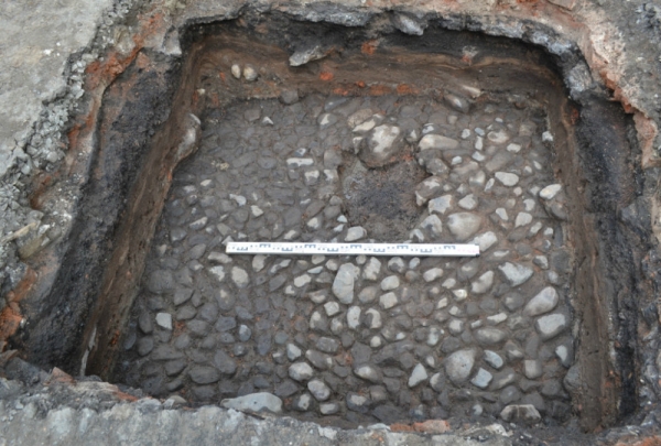   В Архангельске археологи нашли на территории СИЗО старинную дорогу 