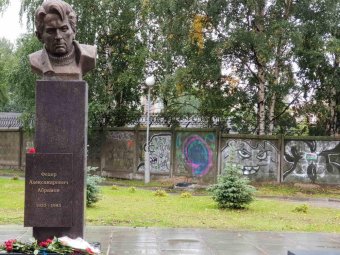 В Архангельске открыли памятник Абрамову на фоне безобразного антуража