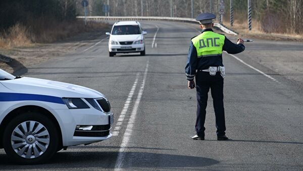 В Петербурге автомобиль протащил инспектора ГИБДД 700 метров по дороге