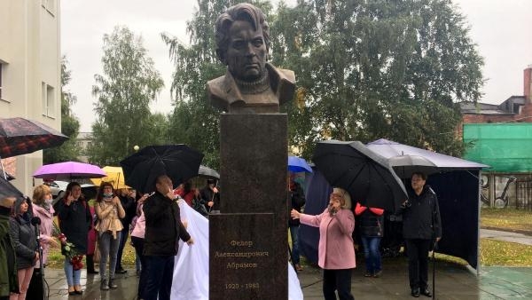 В Архангельске в рамках фестиваля «Белый июнь» открыли памятник Федору Абрамову