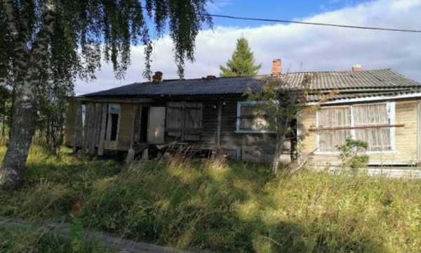 В Ленском районе добровольцы потушили пожар в деревянном доме