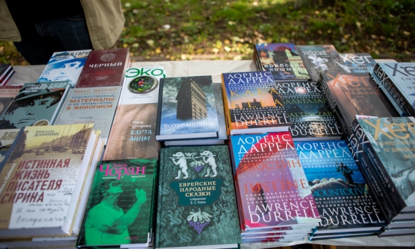 Спасли книги от дождя: архангельский фестиваль «Белый июнь» перенесли под крышу