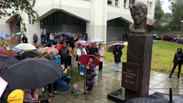 В Архангельске в рамках фестиваля «Белый июнь» открыли памятник Федору Абрамову