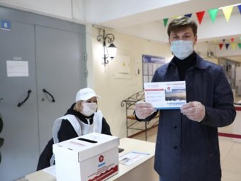 Секретарь реготделения «Единой России» Иван Новиков проголосовал за одного из кандидатов в губернаторы Поморья