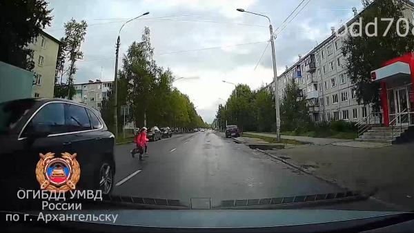 Водитель сбил двух перебегавших дорогу школьниц в Архангельске