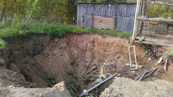 В кировской деревне дом ушел под землю