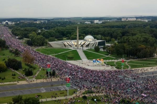 В Минске на митинг вышло сто тысяч человек, сотни людей задержаны. Милиция обещает применить силу