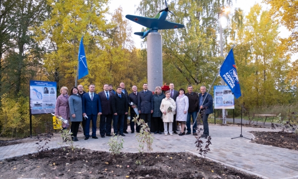 Сотрудники и руководство Архангельского ЦБК создали памятник героям-авиатора Великой Отечественной войны