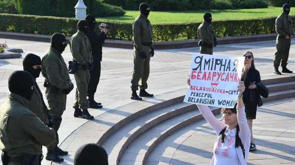 У Дворца независимости в Минске ОМОН начал выстраивать заграждения