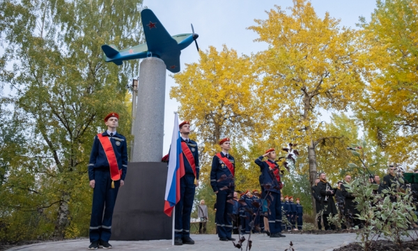 Сотрудники и руководство Архангельского ЦБК создали памятник героям-авиатора Великой Отечественной войны