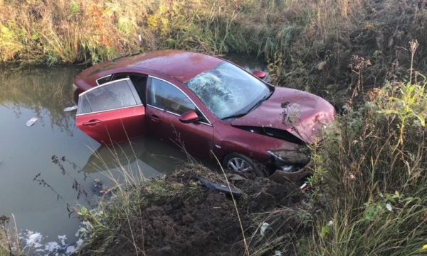 В Устьянском районе опрокинулась Mazda. Четыре человека пострадали, водитель сбежал