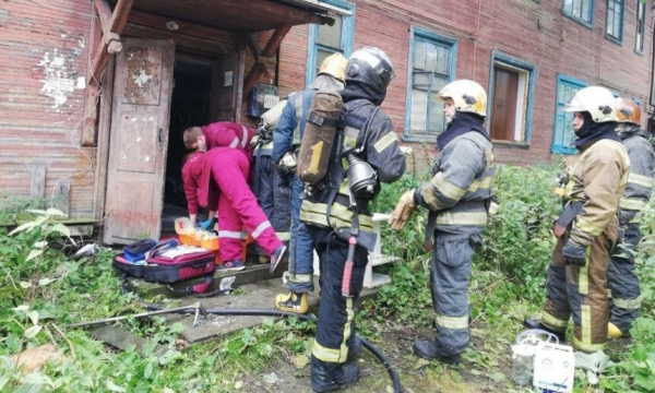 В центре Архангельска при пожаре в «деревяшке» погибла женщина