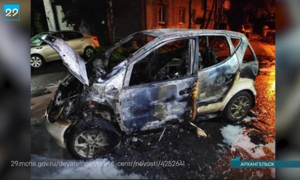 Ночью в Архангельске произошёл пожар в автомобиле