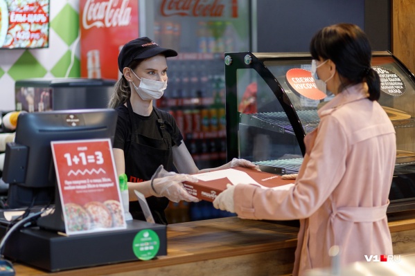 В Архангельске пока не планируют отменять обязательное ношение масок в магазинах