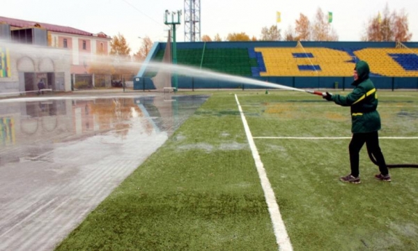В Архангельске на стадионе «Труд» начали заливать лёд