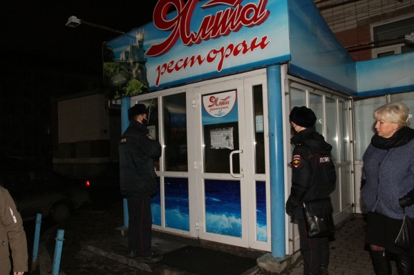 Чиновники и полицейские Архангельска отправились ночью в бары: искали нарушителей указа губернатора