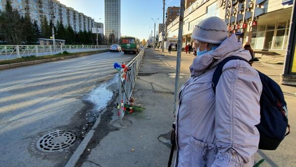 Стихийный мемориал появился в Архангельске на месте гибели ребенка