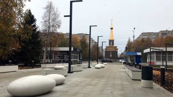 Гирлянды и мосточки: смотрим на преображение площади у жд-вокзала в Архангельске