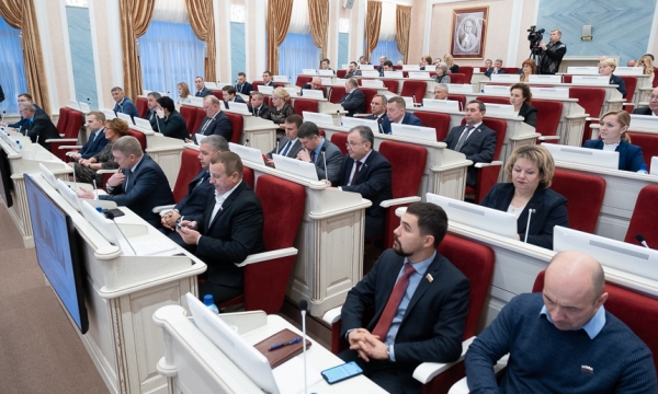 Депутаты Облсобрания на очередной сессии приняли ряд социальных законопроектов