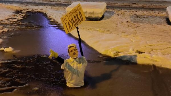 Фотофакт: в центре Архангельска установили фигуру тонущего в луже Годзиша