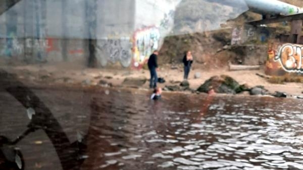 В Архангельске после ссоры парень и девушка прыгнули в воду с Кузнечевского моста