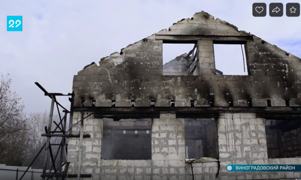 В Виноградовском районе подожгли дом, который семья строила семь лет