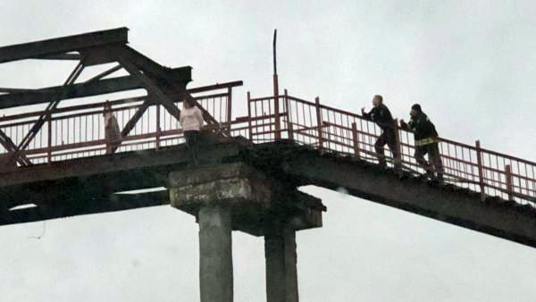 На окраине Архангельска выпившая девушка пыталась спрыгнуть с моста на рельсы