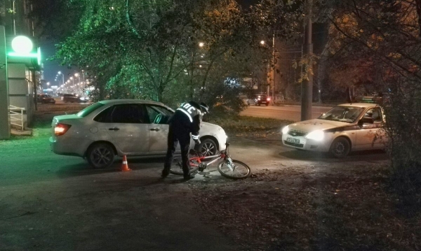 В Архангельске водитель, выезжая со двора, сбил ребёнка на велосипеде