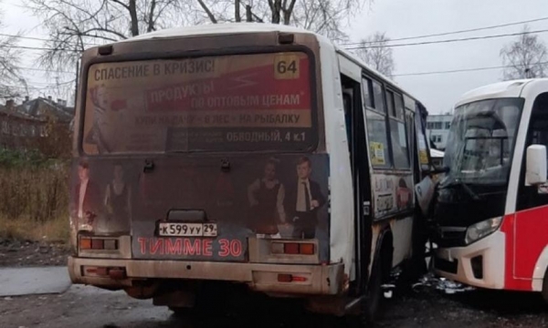 На окраине Архангельска столкнулись два автобуса и такси