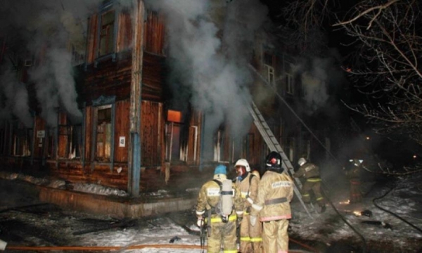 В Онеге из загоревшегося дома эвакуировали четырёх человек