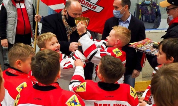 Архангельская хоккейная команда «Белые волки» выиграла Кубок Победы