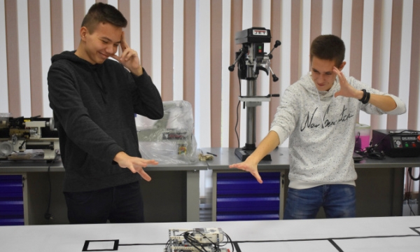 «Ростелеком» выступил партнёром турнира по робототехнике AR2T2