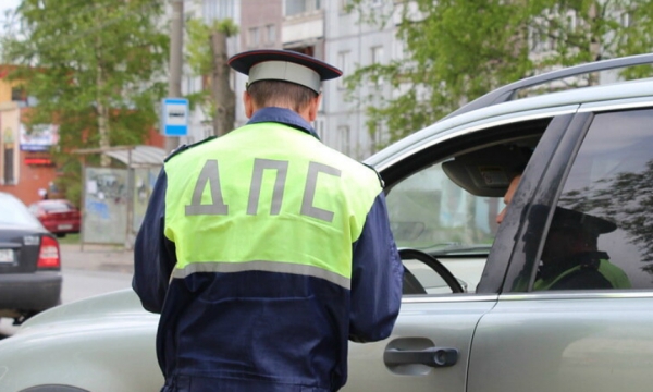 В Архангельске сотрудники ДПС остановили водителя с поддельными правами