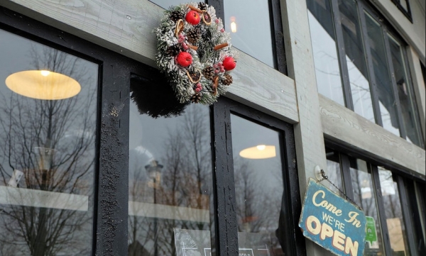 «Проявите фантазию»: администрация Архангельска попросила хозяев кафе и магазинов создать новогоднее настроение
